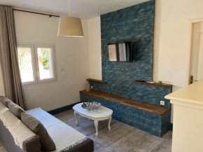 Maison de plein pied divisée en 2 appartements F3 independant, 15km mer, proche montpellier plage attention le tarif proposé est pour un appartement si vous souhaitez louer les 2 réservez 2 hébergemen